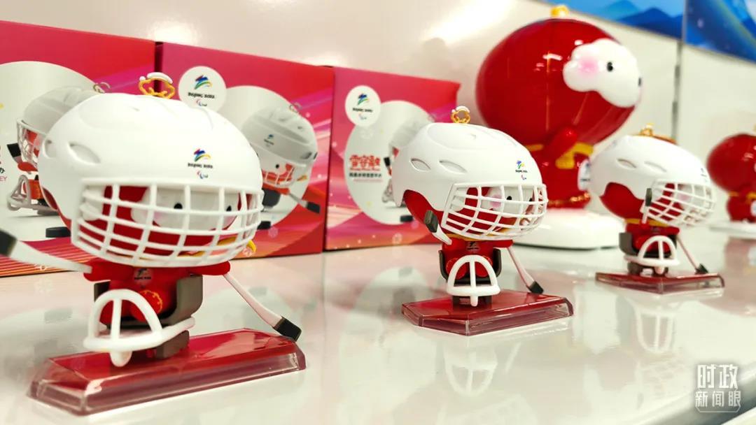 冬奧村特許商品零售店內(nèi)，冬殘奧會吉祥物“雪容融”冰球運(yùn)動文創(chuàng)產(chǎn)品亮相。（總臺央視記者鐘鋒拍攝）