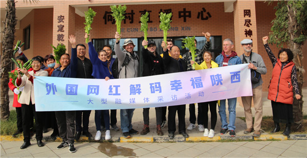 走進“中國大棚第一村” 外國“網(wǎng)紅”開啟“魔性”帶貨模式