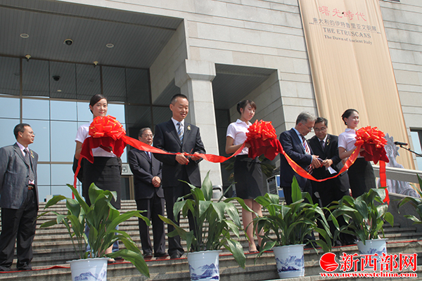 5陜西省文物局副局長周魁英和意大利托斯卡納大區(qū)考古遺產(chǎn)監(jiān)督????長安德烈 貝西納博士為????儀式剪彩.JPG