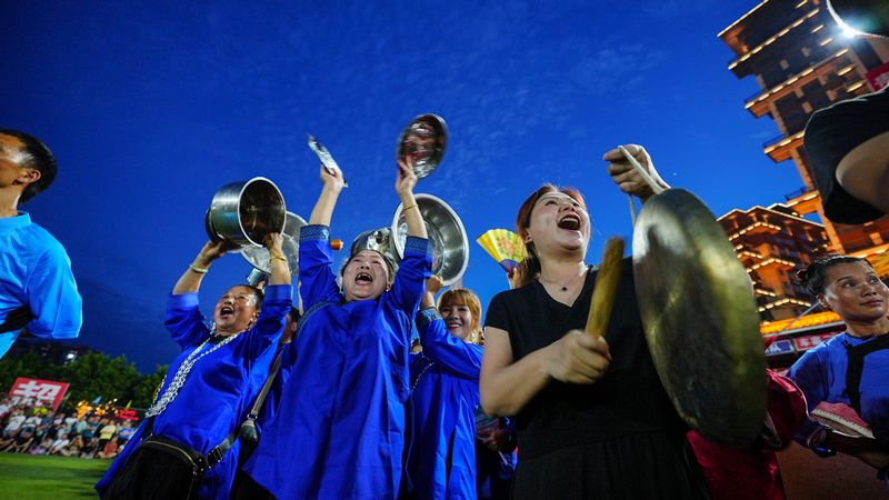 觀眾手持鍋碗瓢盆,為場(chǎng)上球員加油。周光勝攝