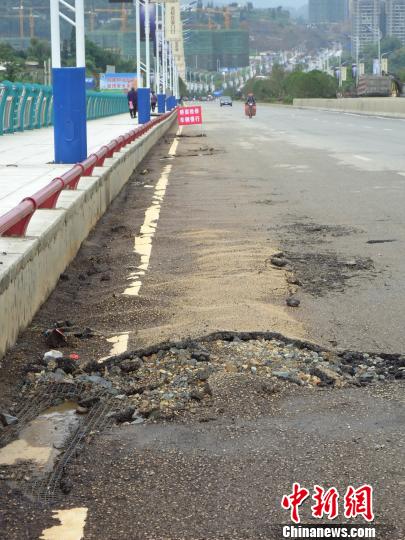 橋面有多處類似的破損處。　張丹莉攝