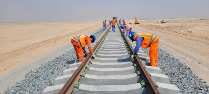 阿提哈德鐵路二期A標(biāo)項(xiàng)目施工中。中建中東供圖