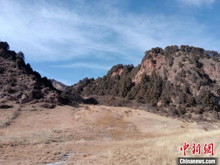 圖為坎布拉外圍地區(qū)的古火山口。孫揚(yáng)益 供圖 孫揚(yáng)益 供圖 攝