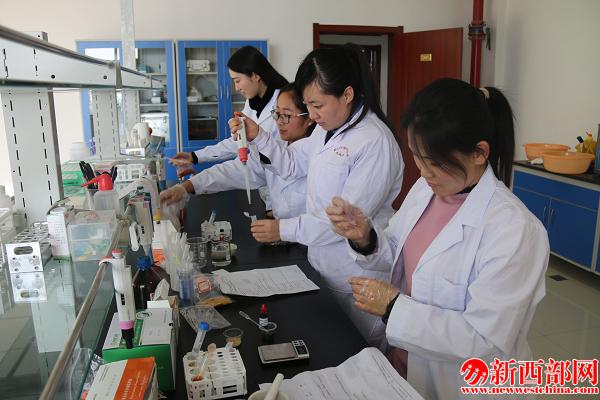 工作人員實(shí)驗(yàn)室檢??png