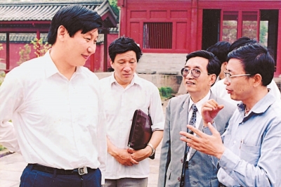 1990年6月8日，習(xí)近平在福州華林寺調(diào)研。