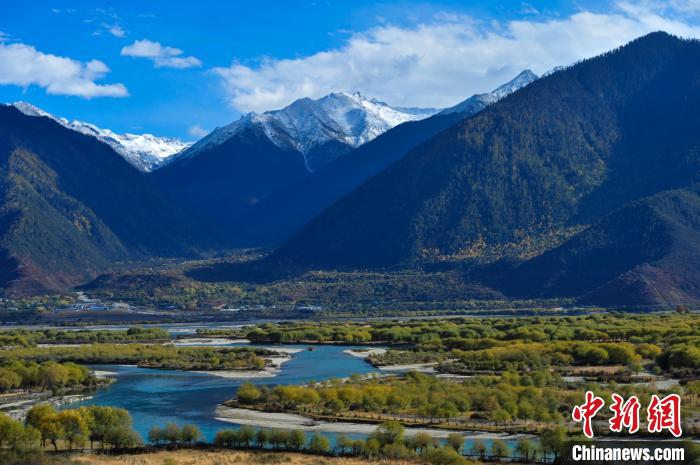 圖為11月8日拍攝的雅魯藏布大峽谷景色?！垈?攝