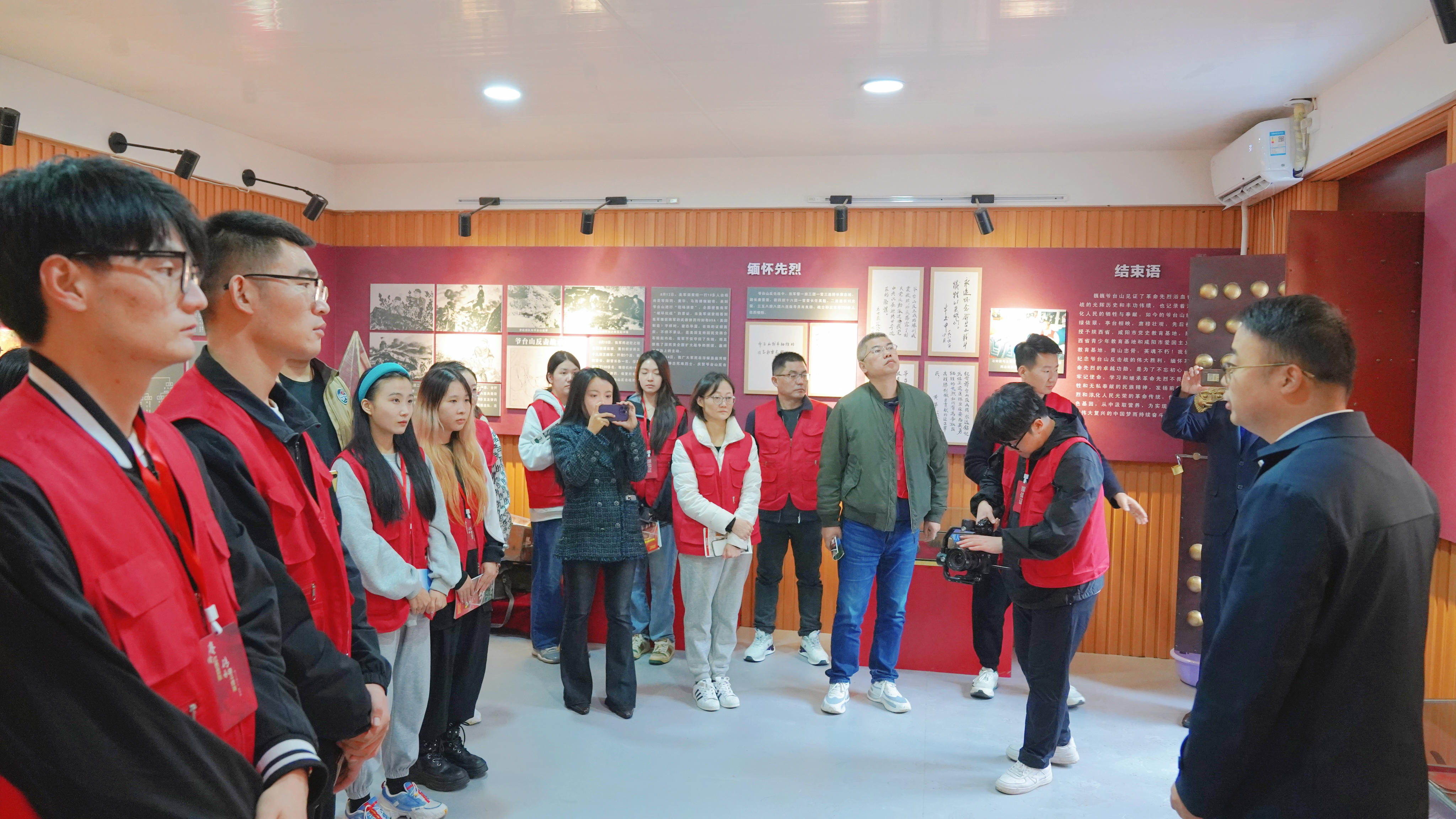 淳化縣方里鎮(zhèn)中心小學(xué)在爺臺山研學(xué)的小朋友和采訪團合影 淳化縣方里鎮(zhèn)中心小學(xué)在爺臺山研學(xué)的小朋友和采訪團合影